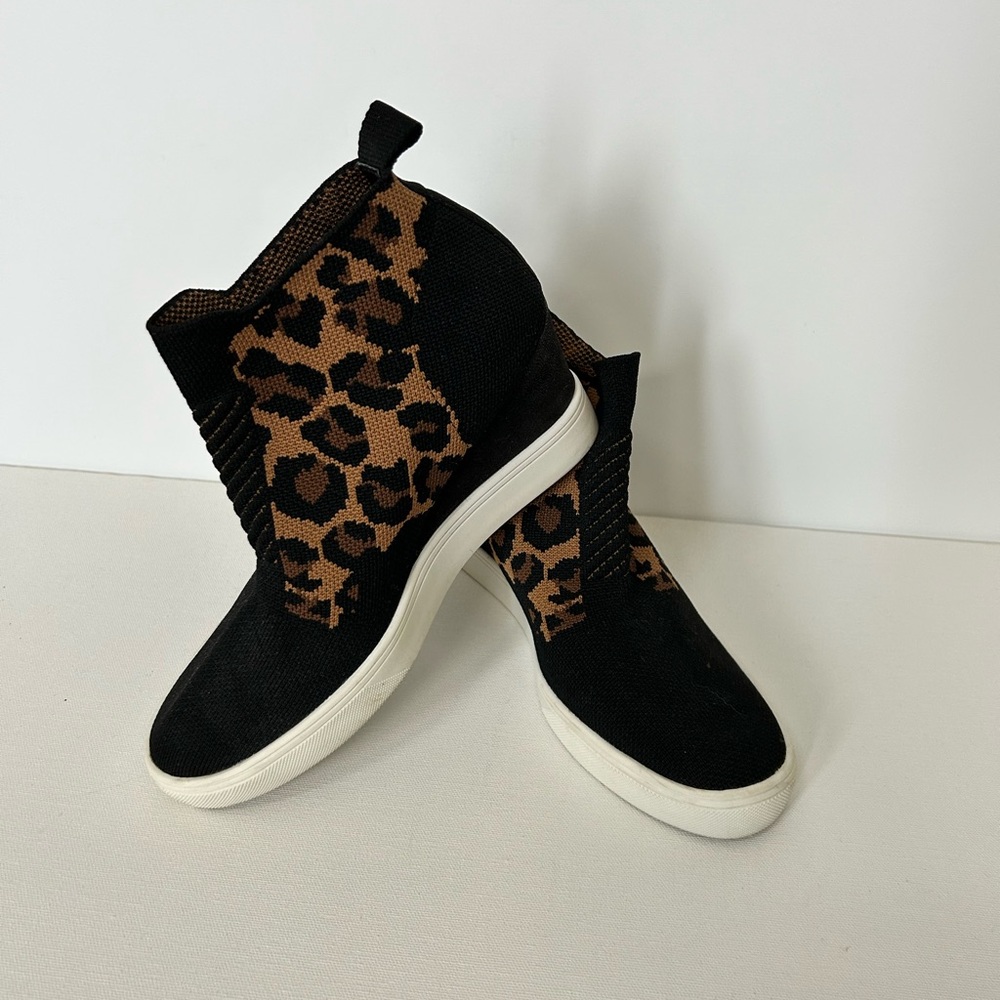 Mia-super cute 2 inch wedged sneaker. Size 7.
